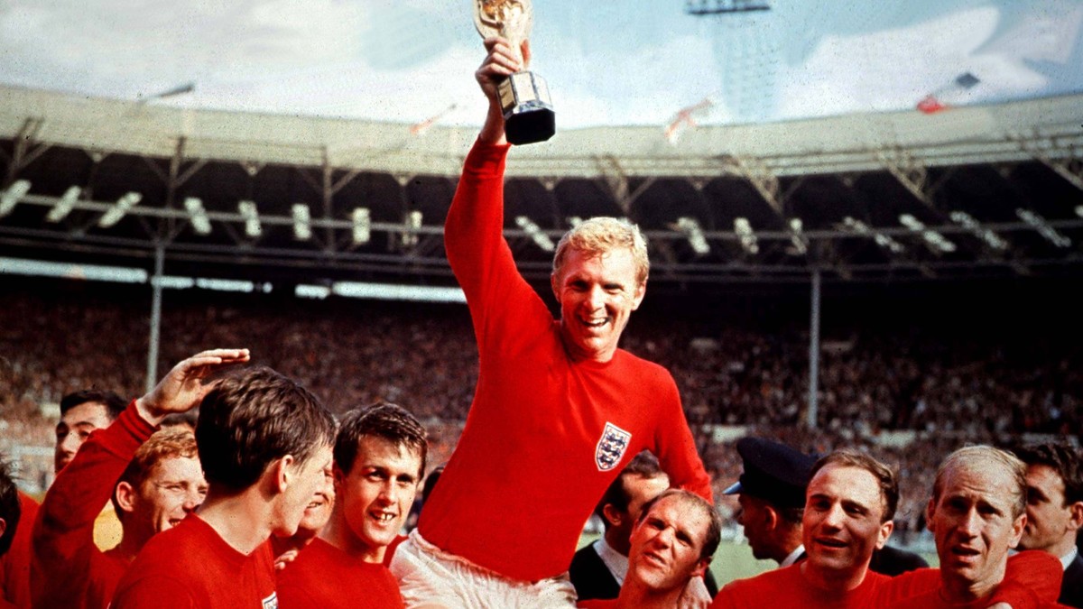 Kapitán anglického tímu Bobby Moore sa teší s trofejou pre víťaza MS vo futbale 1966.