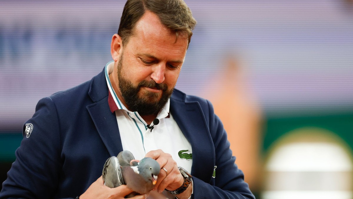 Rozhodca Damien Dumusois zachránil holuba na Roland Garros 2024.