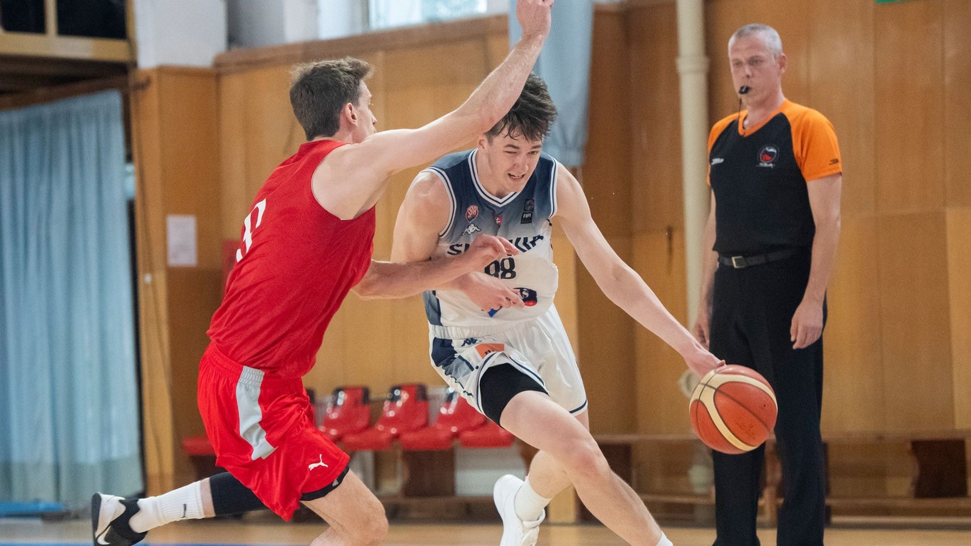 Slovenský basketbalista Timotej Malovec v zápase proti Rakúsku.