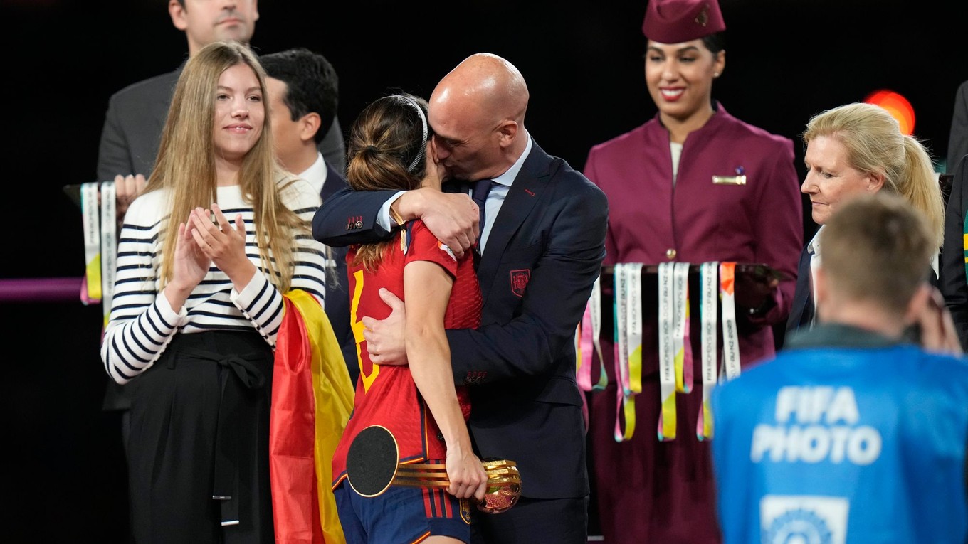 Luis Rubiales bozkáva španielsku futbalistku.