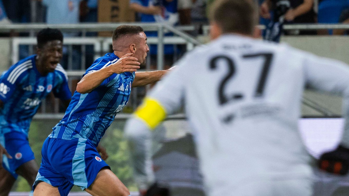 Róbert Mak a Sharani Zuberu sa tešia po strelenom góle v zápase ŠK Slovan Bratislava - APOEL Nikózia v 1. dueli 3. predkola Ligy majstrov.