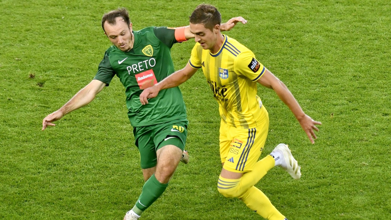 Michal Faško (vpravo) v zápase Niké ligy medzi Košicami a Žilinou. 