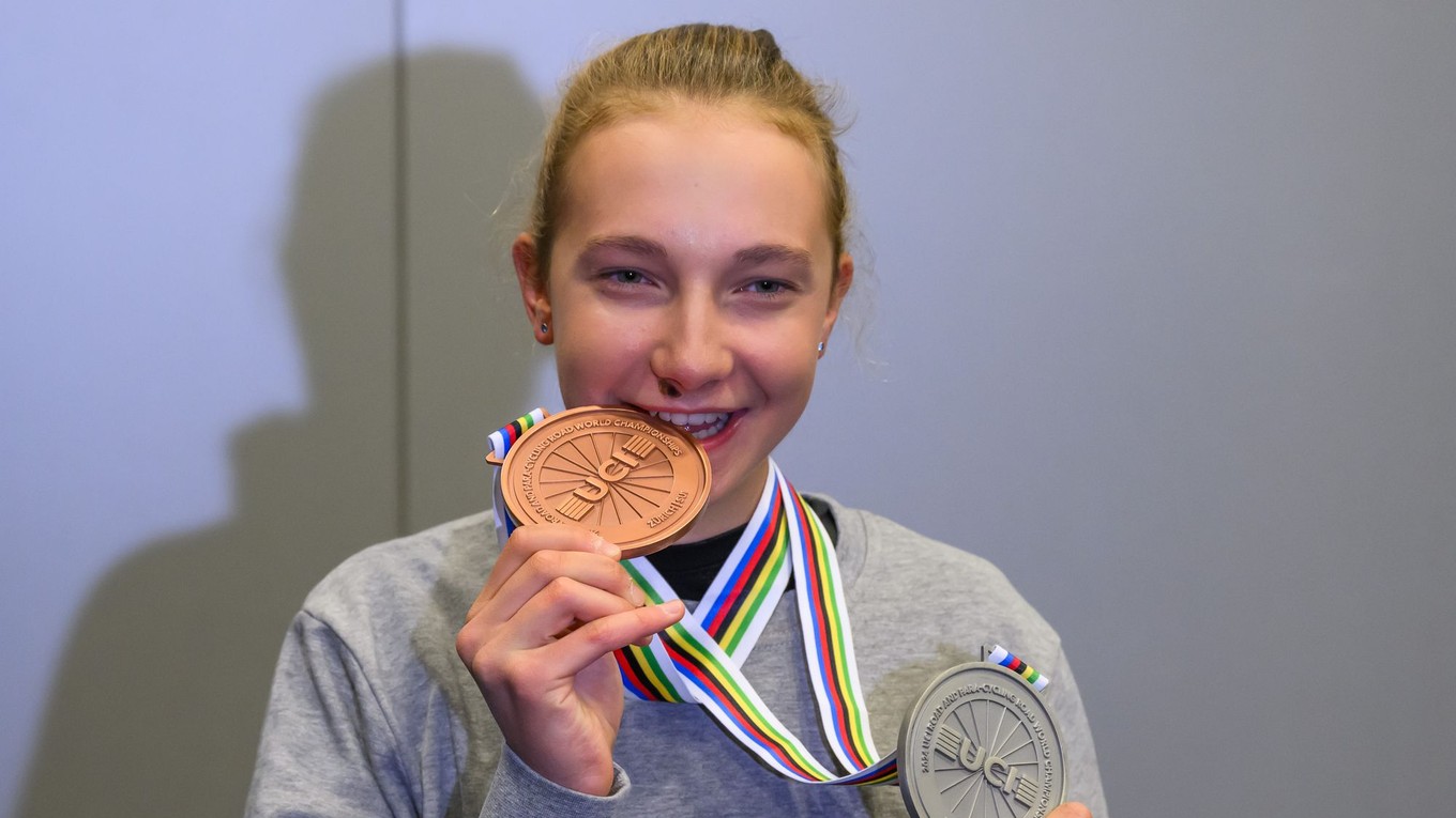 Viktória Chladoňová s bronzovou a striebornou medailou z juniorských MS v cyklistike 2024.