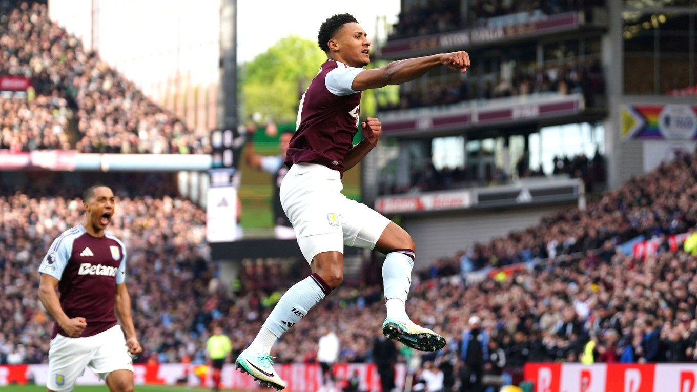 Ollie Watkins oslavuje gól. 