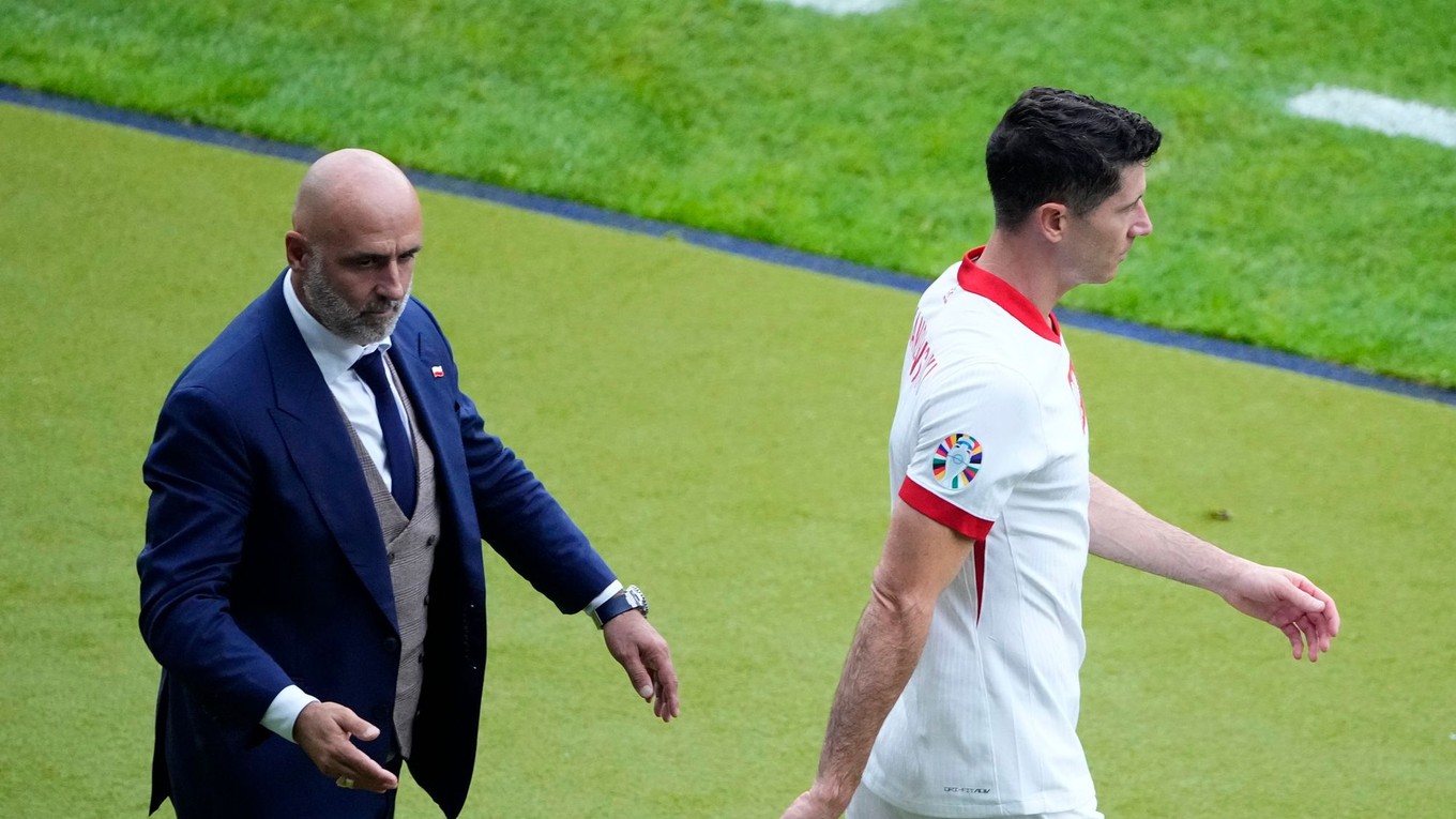 Poľský futbalista Robert Lewandowski a tréner Poľska Michal Probierz.