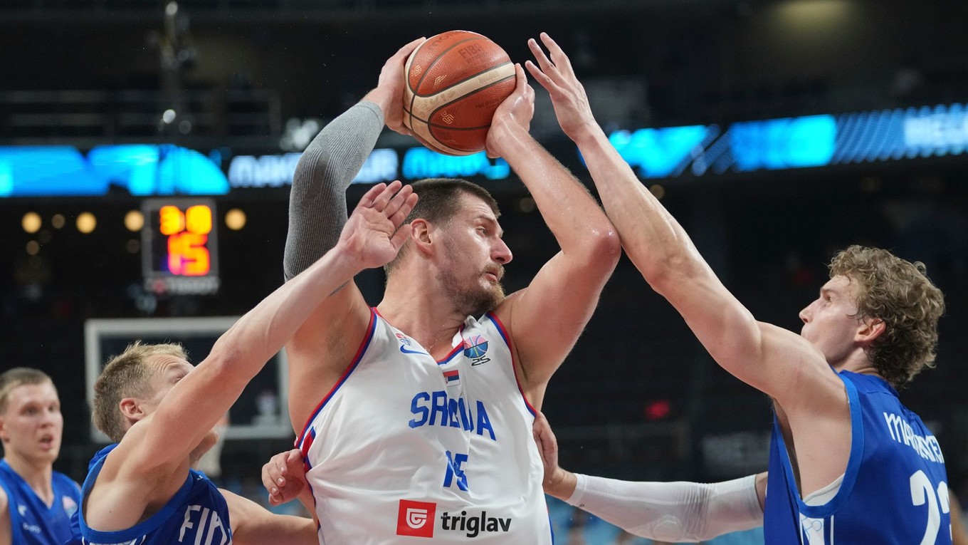 Srbský basketbalista Nikola Jokič v zápase proti Fínsku na ME 2025.