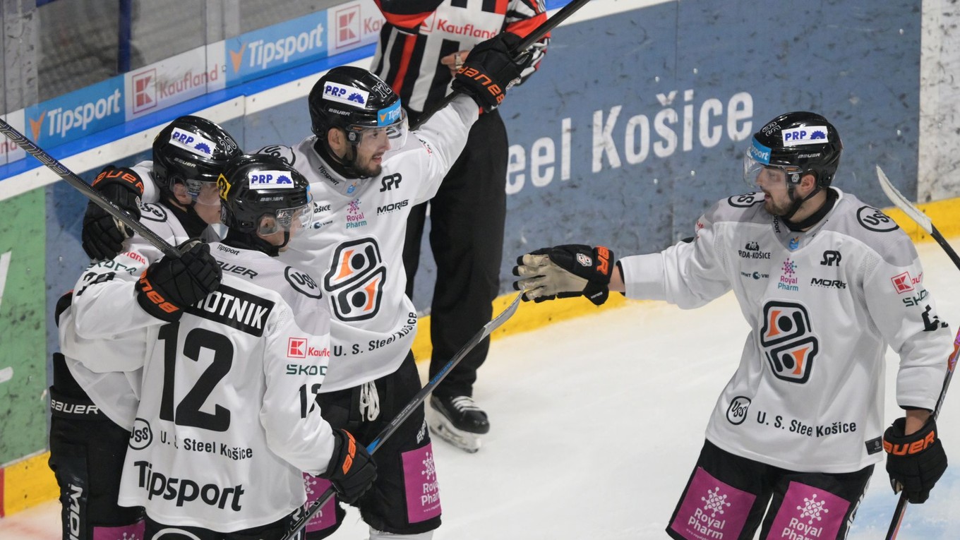 Hokejisti HC Košice oslavujú gól.