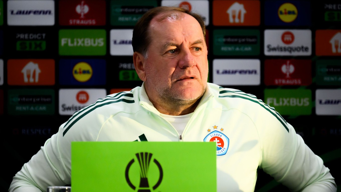 Tréner Slovana Vladimír Weiss st. počas tlačovej konferencie pred zápasom s AZ Alkmaar.