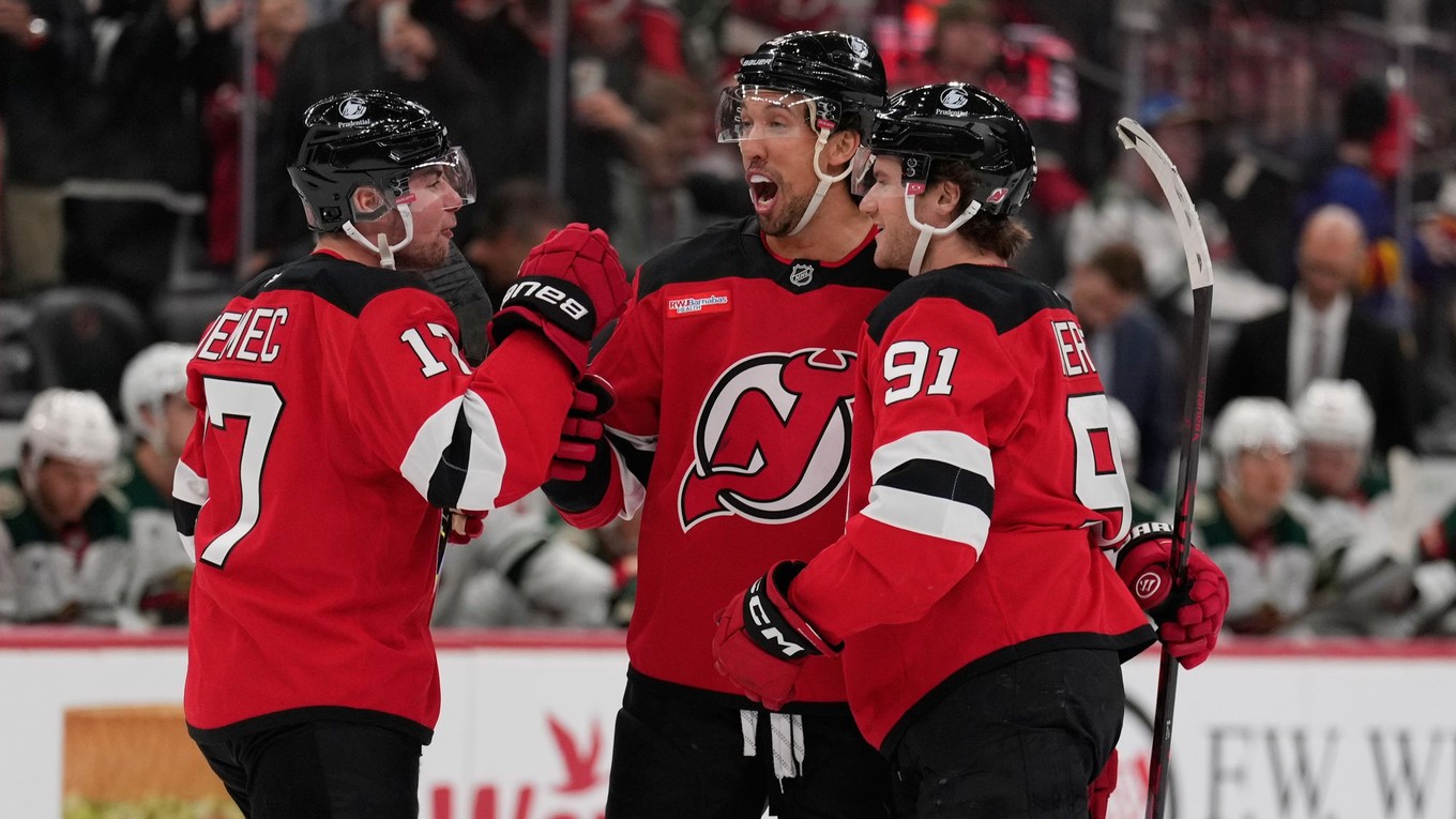 Brenden Dillon oslavuje gól. Vľavo obranca Šimon Nemec, vpravo útočník Dawson Mercer.