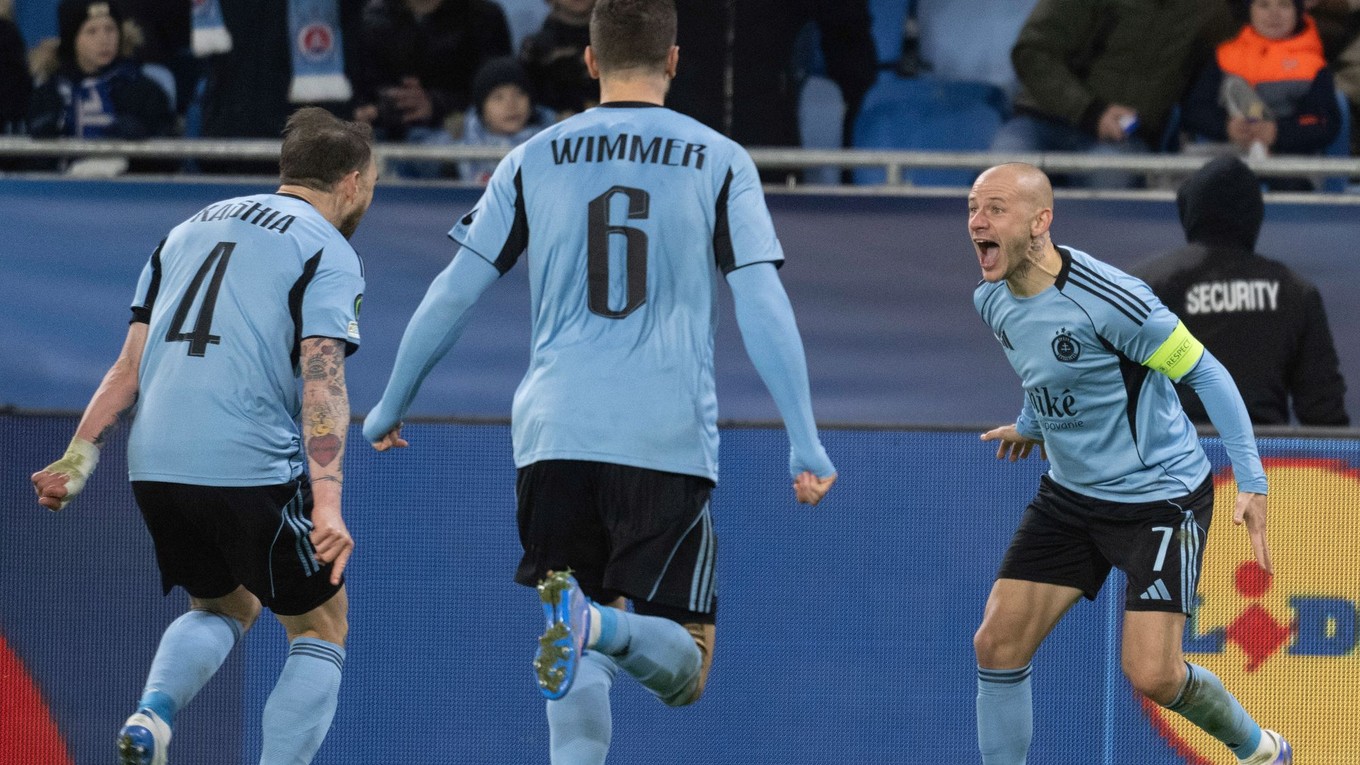 hRáči Slovana zľava Guram Kašia, Kevin Wimmer a Vladimír Weiss ml. sa radujú z gólu