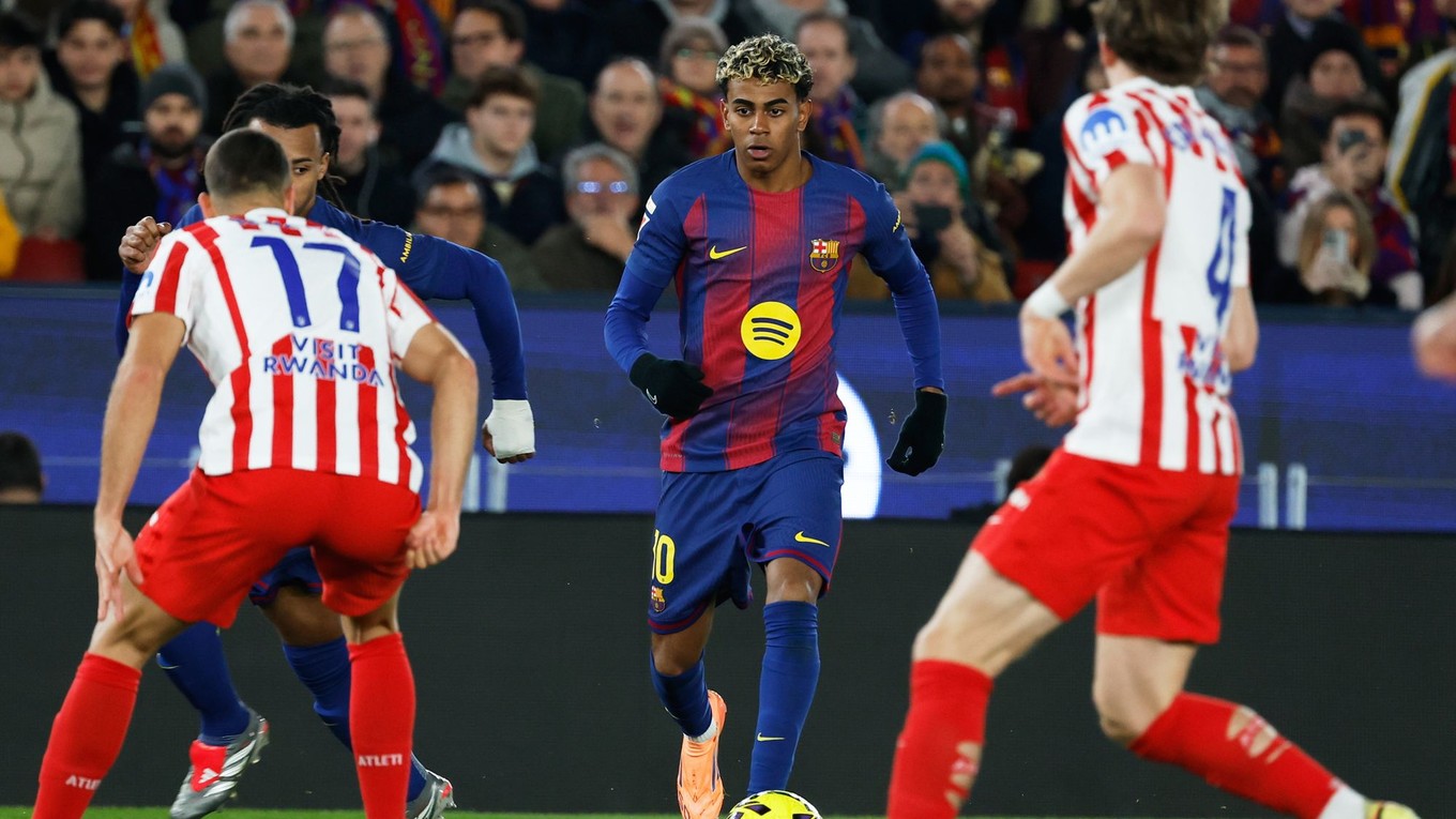 Dávid Hancko (vľavo) bráni Lamina Yamala