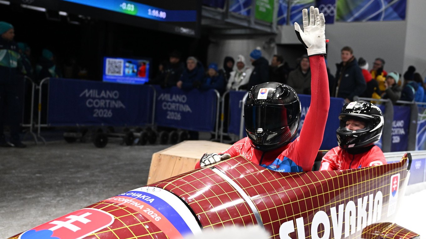 Slovenské bobistky spredu Viktória Čerňanská a Lucia Mokrášová v cieli 2. jazdy