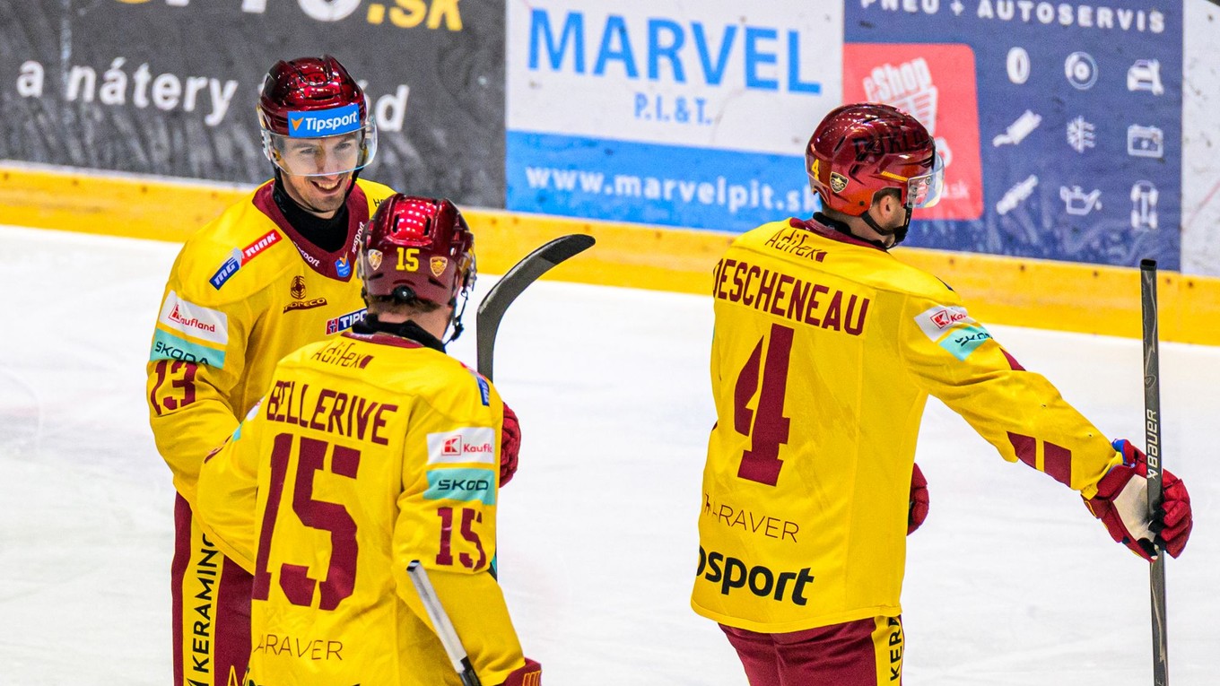 Miloš Bubela (Trenčín) sa teší z gólu so spoluhráčmi.