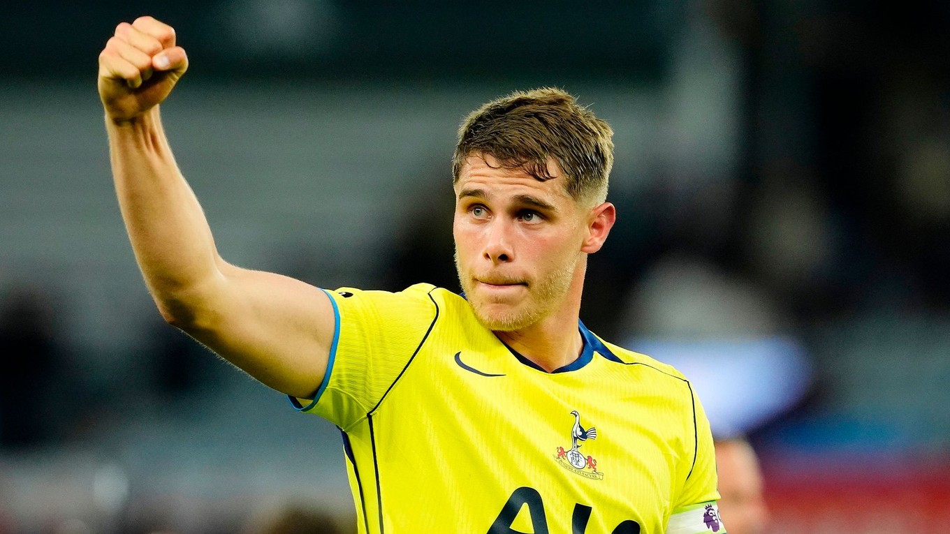 Na snímke je kapitán Tottenhamu Hotspur Micky van de Ven. 