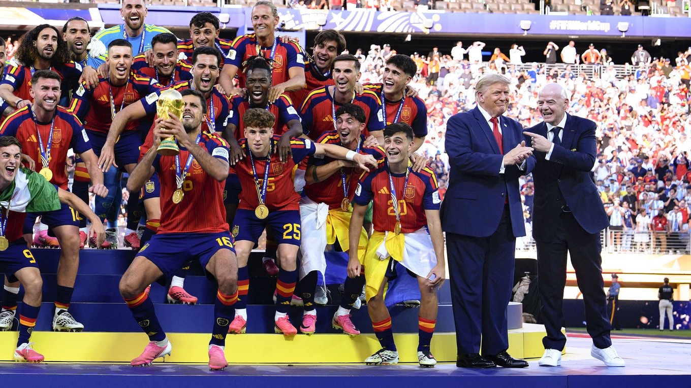 Donald Trump a Gianni Infantino boli na pódiu pri zdvíhaní trofeje pre majstrov sveta. 