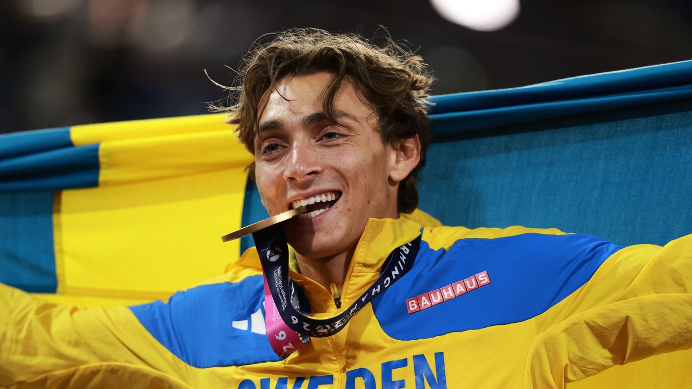 Armand Duplantis oslavuje zlatú medailu na ME v atletike 2026.