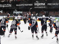 Radosť hráčov Michaloviec po víťazstve nad Slovanom v šiestom zápase štvrťfinále play off hokejovej Tipos extraligy.
