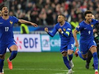Zľava William Saliba, Kylian Mbappé a Désiré Doué sa tešia po víťazstve po penaltách proti Chorvátsku v odvete štvrťfinále Ligy národov.