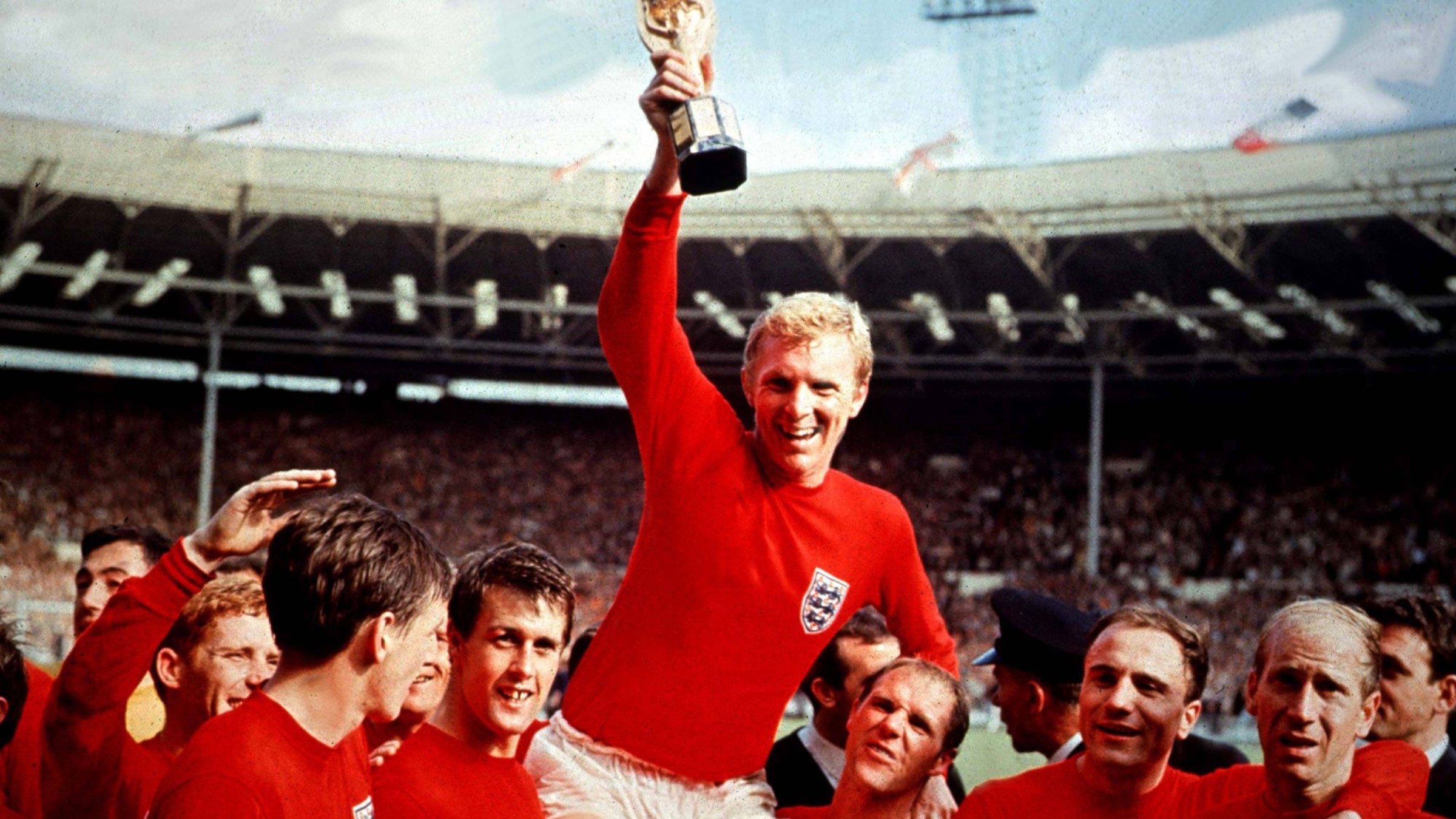 Kapitán anglického tímu Bobby Moore sa teší s trofejou pre víťaza MS vo futbale 1966.