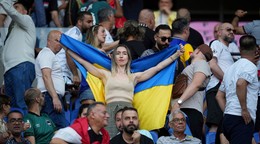 Fanúšička Ukrajiny na zápase Ukrajina - Irak na futbalovom turnaji na OH 2024.