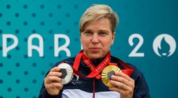 Veronika Vadovičová pózuje so zlatou a striebornou medailou z paralympiády v Paríži 2024.