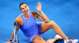 Aryna Sabalenková s trofejou po víťazstve na turnaji WTA v Brisbane 2025.