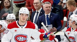 Juraj Slafkovský a v pozadí tréner Martin St. Louis.