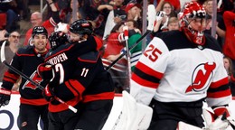 Logan Stankoven oslavuje gól do siete New Jersey Devils.