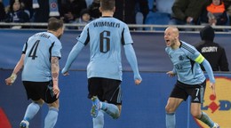 hRáči Slovana zľava Guram Kašia, Kevin Wimmer a Vladimír Weiss ml. sa radujú z gólu