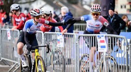 Viktória Chladoňová odovzdáva štafetu Milanovi Húsenicovi na MS v cyklokrose 2026.