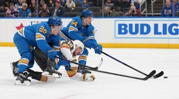 Dalibor Dvorský (vpravo), jeho spoluhráč Jonatan Berggren (vľavo) a hráč Vegasu Golden Knights Reilly Smith (uprostred)