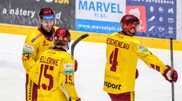 Miloš Bubela (Trenčín) sa teší z gólu so spoluhráčmi.