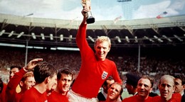 Kapitán anglického tímu Bobby Moore sa teší s trofejou pre víťaza MS vo futbale 1966.