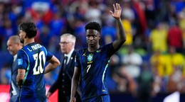 Vinícius Júnior (7) z Brazílie máva po zápase skupiny C na MS vo futbale medzi Brazíliou a Haiti.