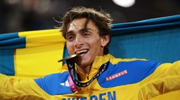 Armand Duplantis oslavuje zlatú medailu na ME v atletike 2026.