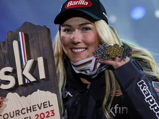Mikaela Shiffrinová so striebornou medailou na MS v zjazdovom lyžovaní 2023.