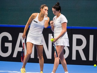 Na snímke slovenské tenistky Viktória Hrunčáková (vpravo) a Tereza Mihalíková. 