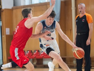 Slovenský basketbalista Timotej Malovec v zápase proti Rakúsku.