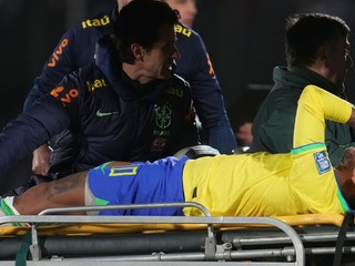 Zranený Neymar opúšťa ihrisko v zápase Uruguaj - Brazília.