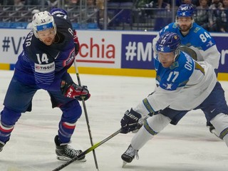 Stephane da Costa a Alikhan Omirbekov v zápase Francúzsko - Kazachstan na MS v hokeji 2024. 