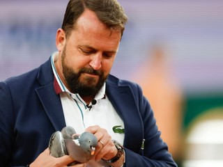 Rozhodca Damien Dumusois zachránil holuba na Roland Garros 2024.