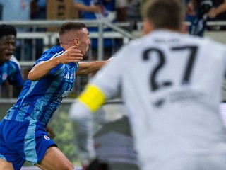 Róbert Mak a Sharani Zuberu sa tešia po strelenom góle v zápase ŠK Slovan Bratislava - APOEL Nikózia v 1. dueli 3. predkola Ligy majstrov.