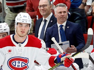 Juraj Slafkovský a v pozadí tréner Martin St. Louis.