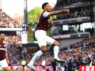 Ollie Watkins oslavuje gól. 