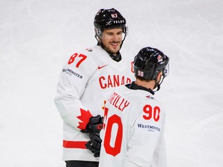Sidney Crosby a Ryan O'Reilly v zápase Slovensko - Kanada na MS v hokeji 2025.