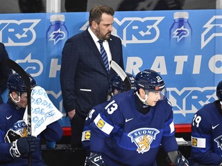 Tréner Antti Pennanen počas zápasu Fínsko - Francúzsko na MS v hokeji 2025. 