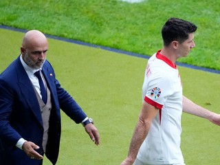 Poľský futbalista Robert Lewandowski a tréner Poľska Michal Probierz.