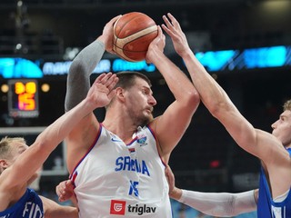 Srbský basketbalista Nikola Jokič v zápase proti Fínsku na ME 2025.