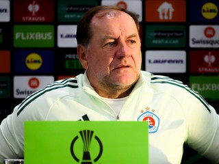 Tréner Slovana Vladimír Weiss st. počas tlačovej konferencie pred zápasom s AZ Alkmaar.