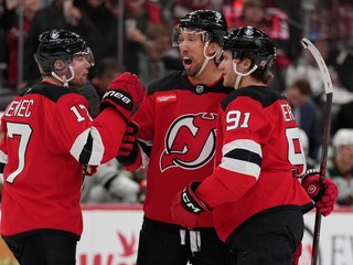 Brenden Dillon oslavuje gól. Vľavo obranca Šimon Nemec, vpravo útočník Dawson Mercer.